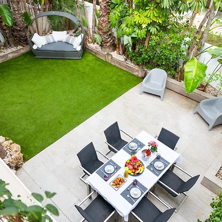 Ab Properties: Design House - Golden Mile Retreat *